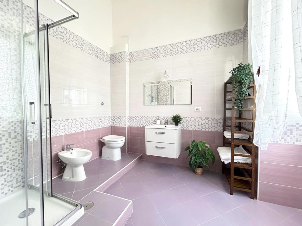 Shower, Toilet, Bathroom, bidet, towels