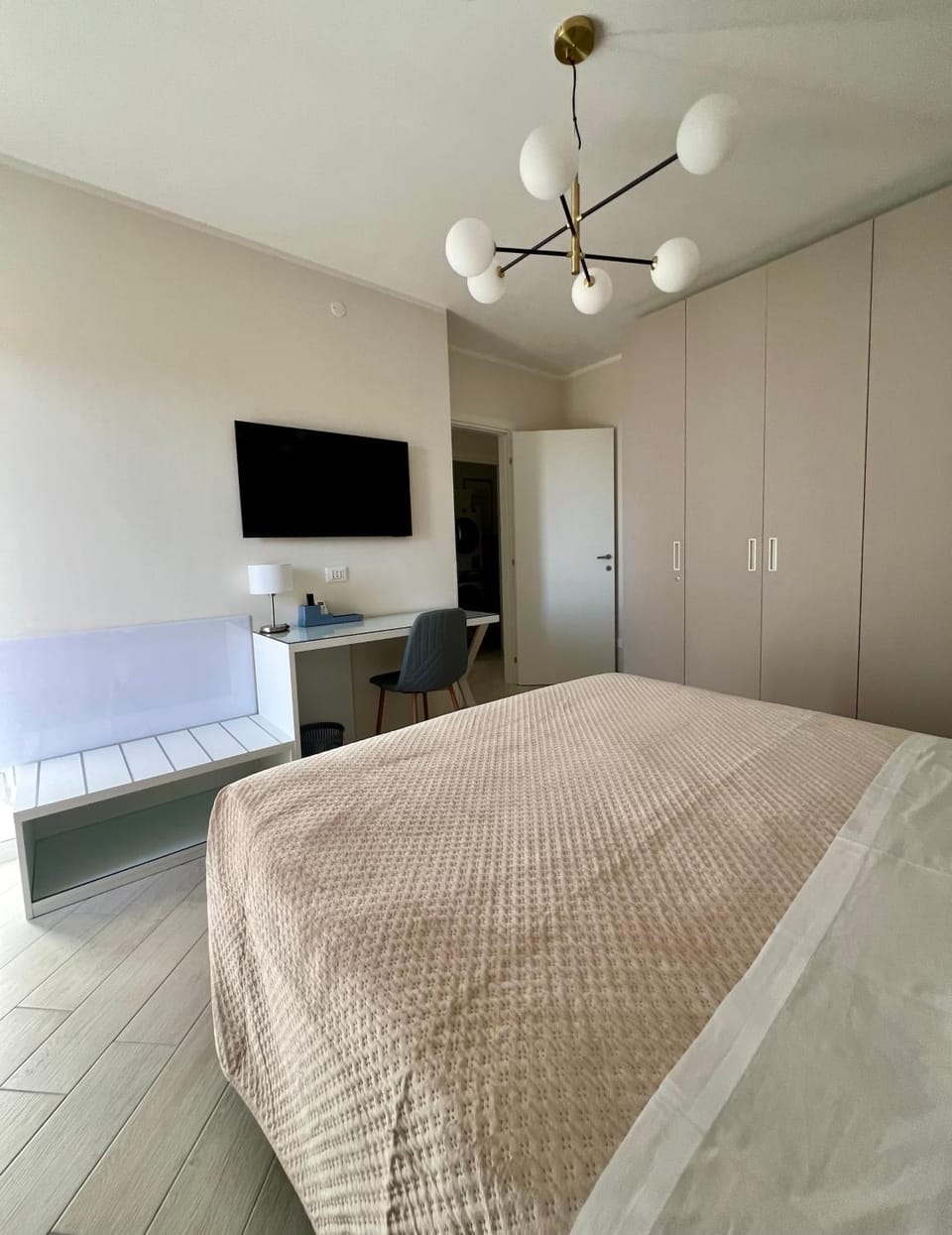 Bed, TV and multimedia, Photo of the whole room, Bedroom, wardrobe