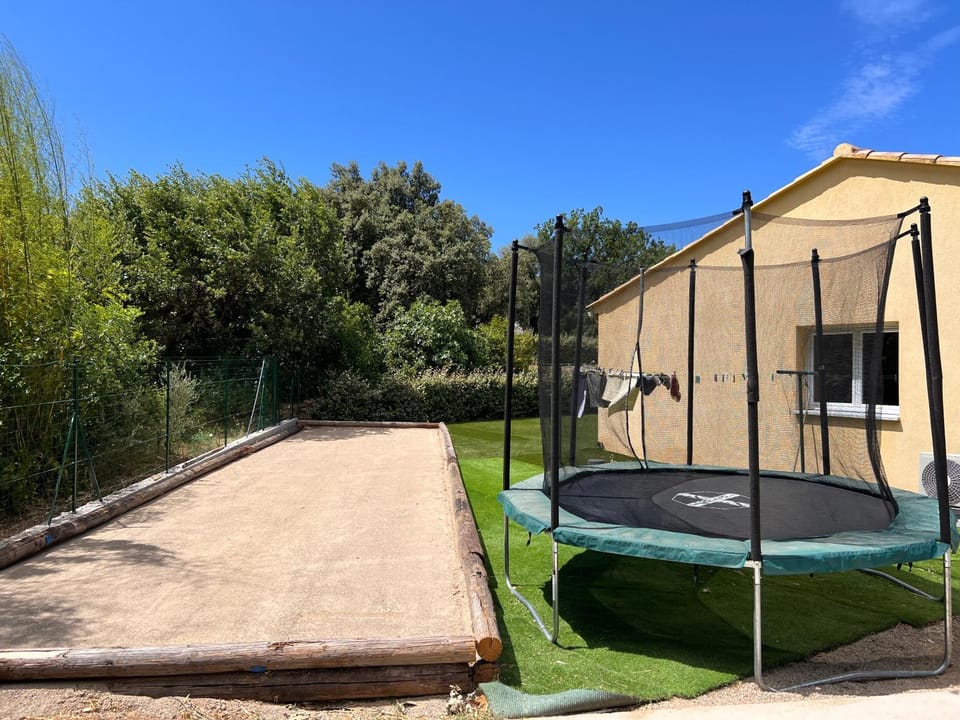 Villa 4 chambres récente avec piscine et Jardin Villa in Lorgues
