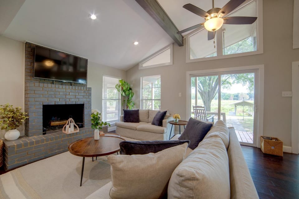 Yard, Deck & Fire Pit: Cedar Creek Reservoir Gem House in Gun Barrel City