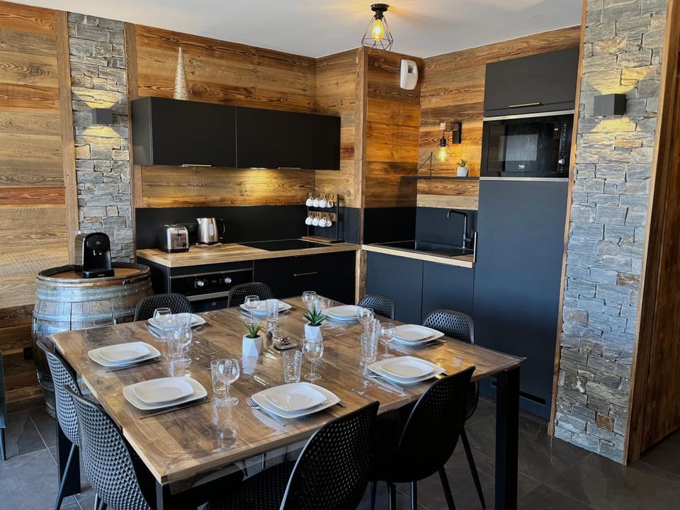 Kitchen or kitchenette, Dining area, oven, stove, toaster