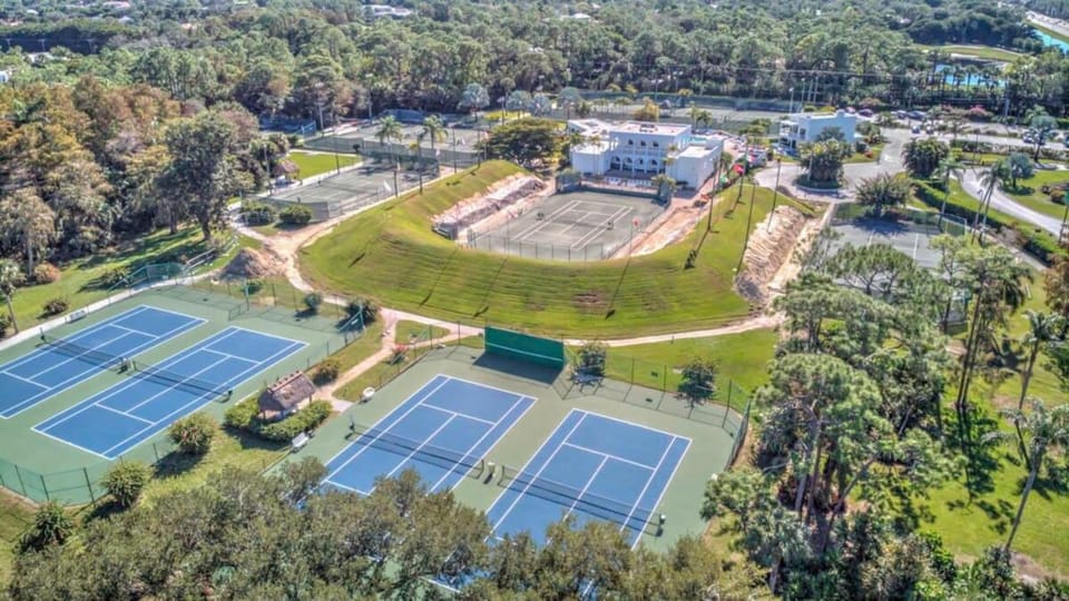 Chic Naples Getaway - Tennis Pool Comfort House in Collier County