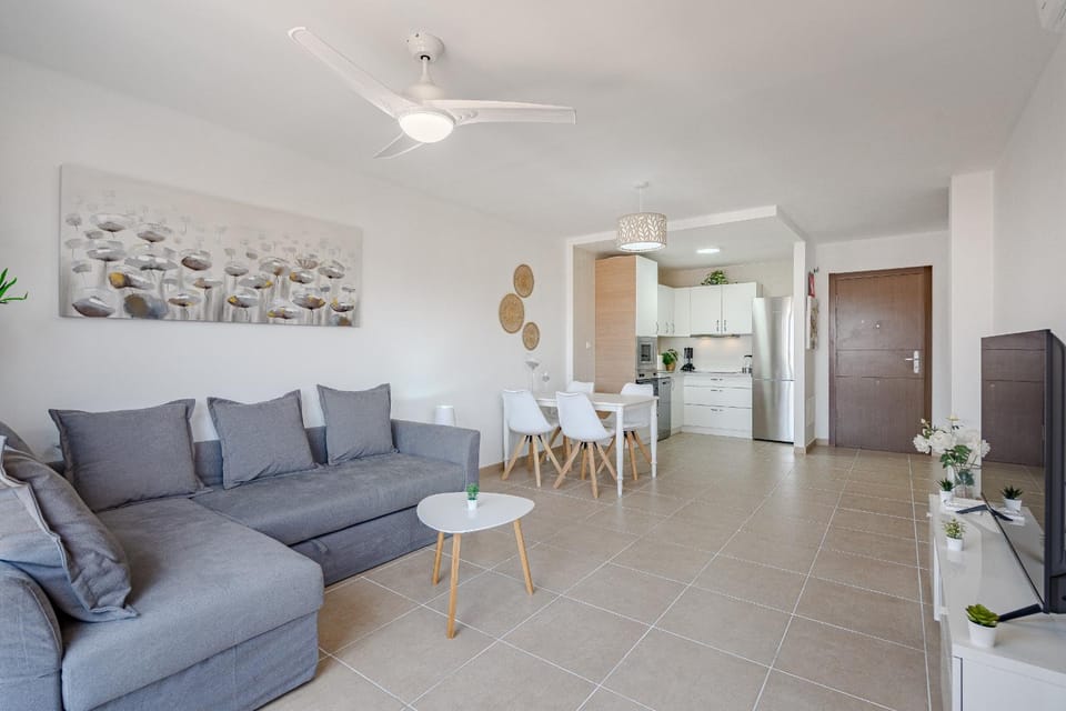 TV and multimedia, Kitchen or kitchenette, Living room, Seating area, Dining area