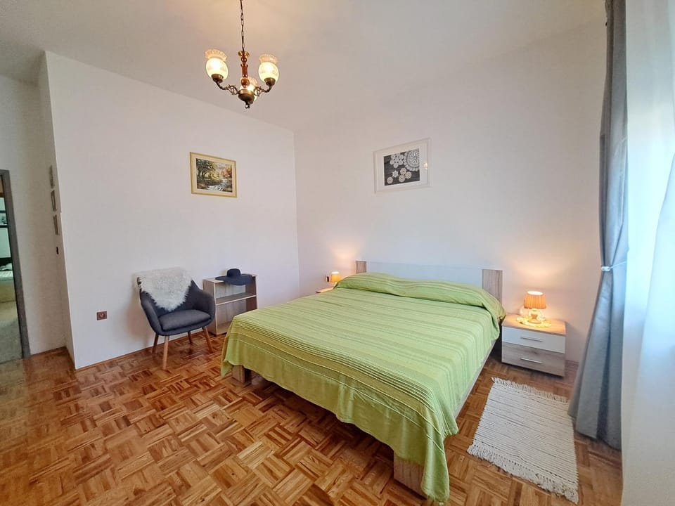 Bed, Seating area, Bedroom