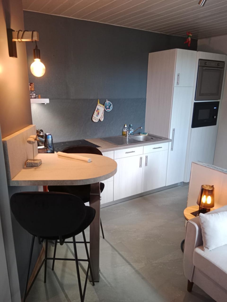 Kitchen or kitchenette, Dining area, oven, stove