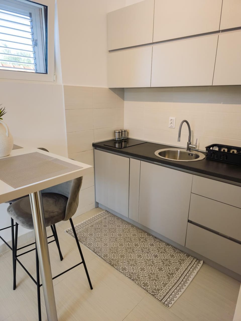 Kitchen or kitchenette, minibar