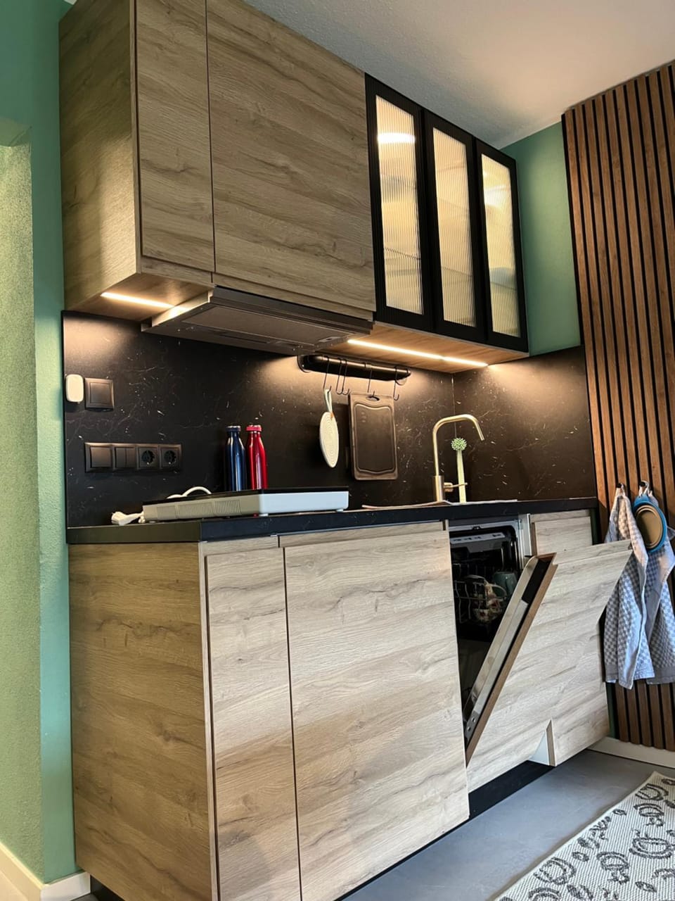 Kitchen or kitchenette, dishwasher, stove