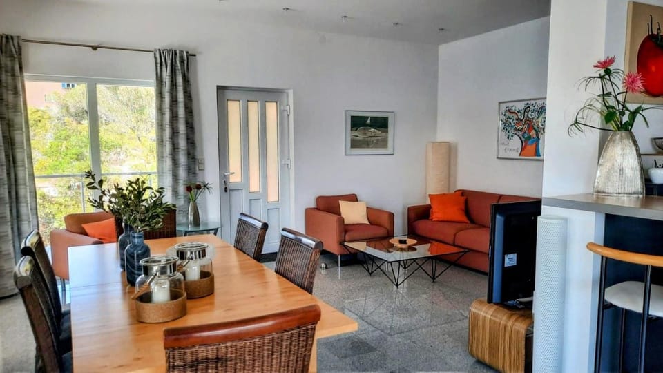 Living room, Seating area, Dining area