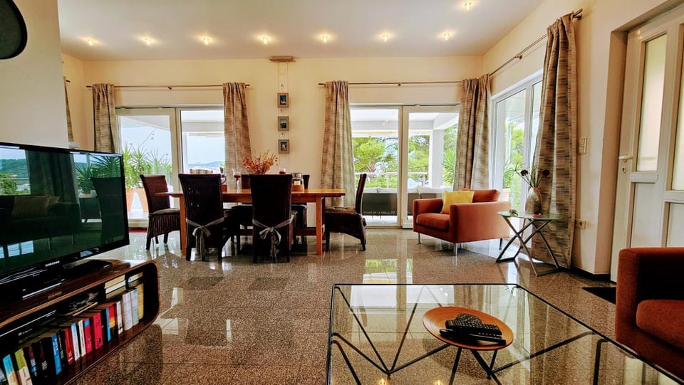 TV and multimedia, Living room, Seating area, Evening entertainment