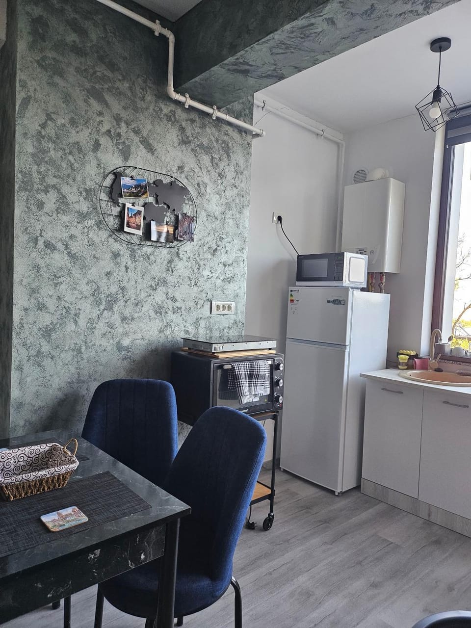 Kitchen or kitchenette, Dining area, oven, stove