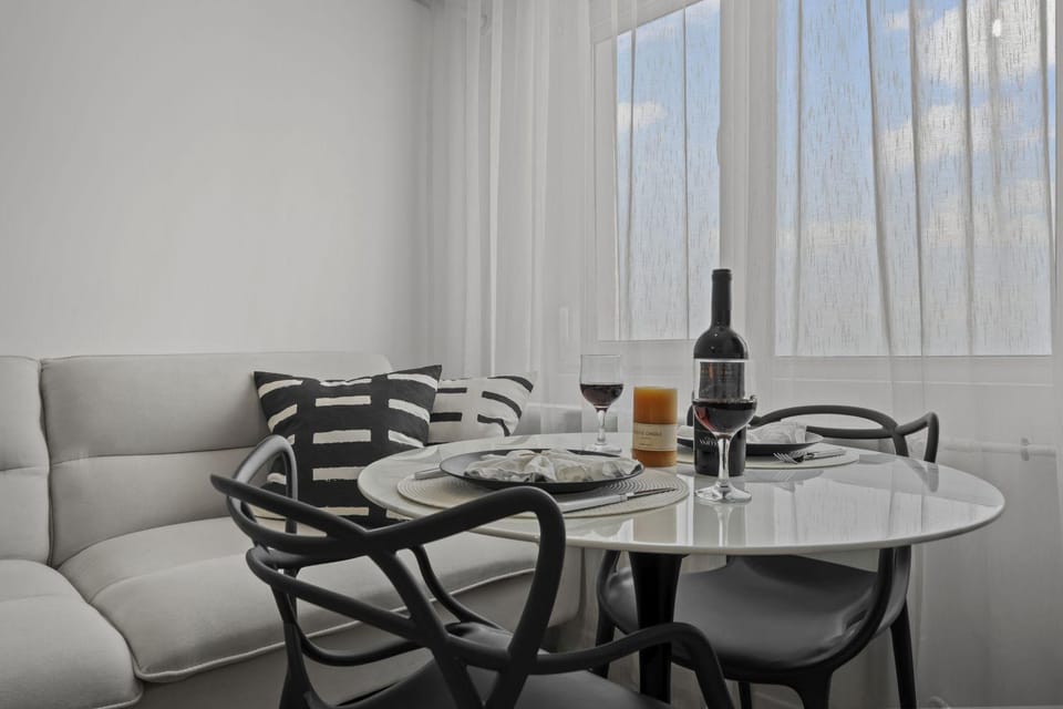 Urban View Studio - Free Parking - Metro Station - Self check-in - Shops Apartment in Bucharest