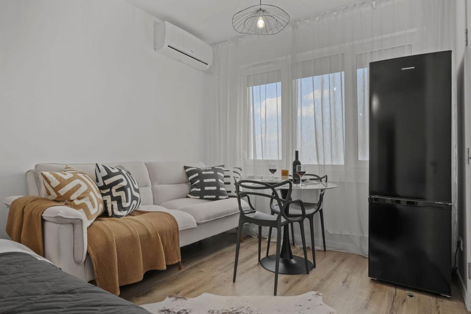 Urban View Studio - Free Parking - Metro Station - Self check-in - Shops Apartment in Bucharest