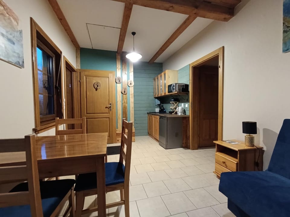 Kitchen or kitchenette, Dining area