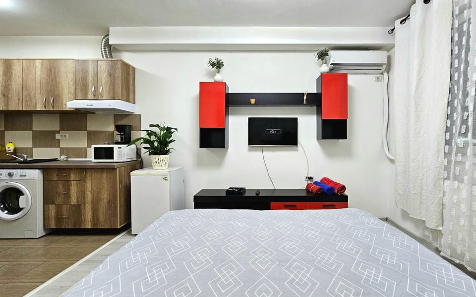 Bed, TV and multimedia, Kitchen or kitchenette, Photo of the whole room, Bedroom, washing machine, air conditioner