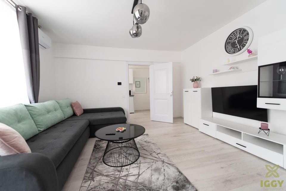 TV and multimedia, Living room, Seating area, internet, air conditioner