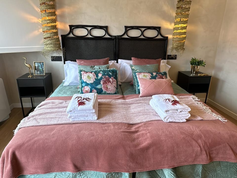 Bed, Photo of the whole room, Bedroom, towels