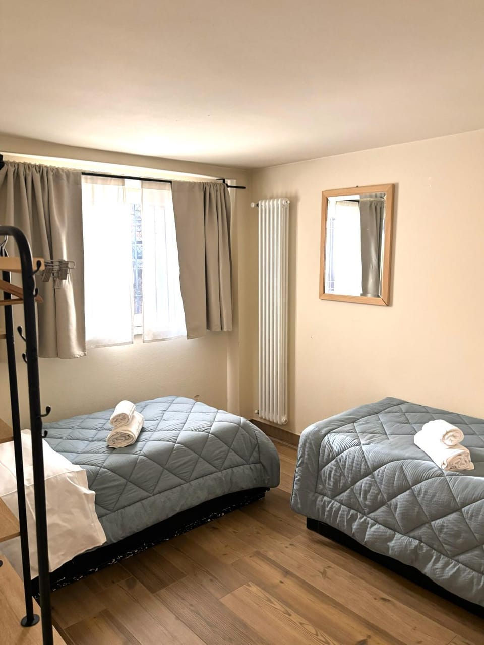 Bed, Bedroom, towels