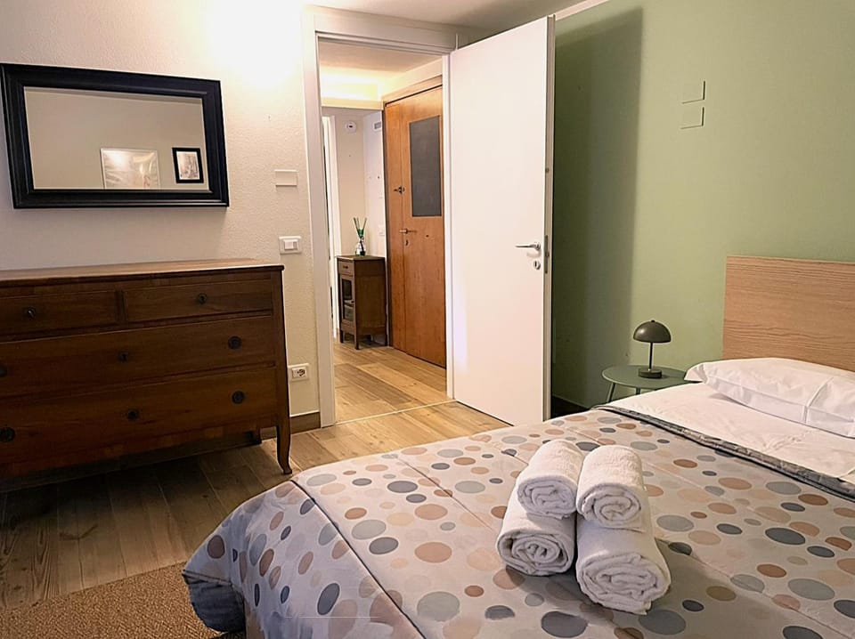 Bed, Photo of the whole room, towels