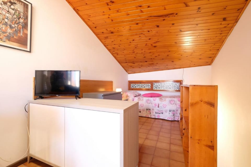 Bed, TV and multimedia, Photo of the whole room, Bedroom