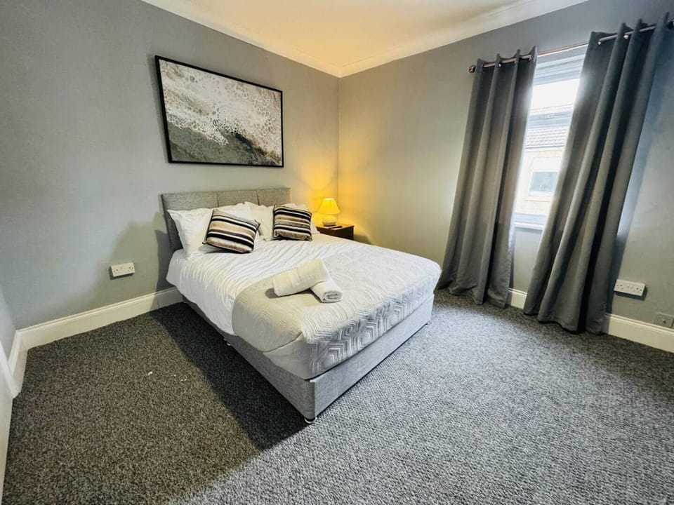 Bed, TV and multimedia, Bedroom