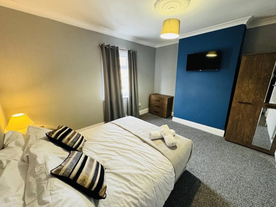 Bed, TV and multimedia, Bedroom