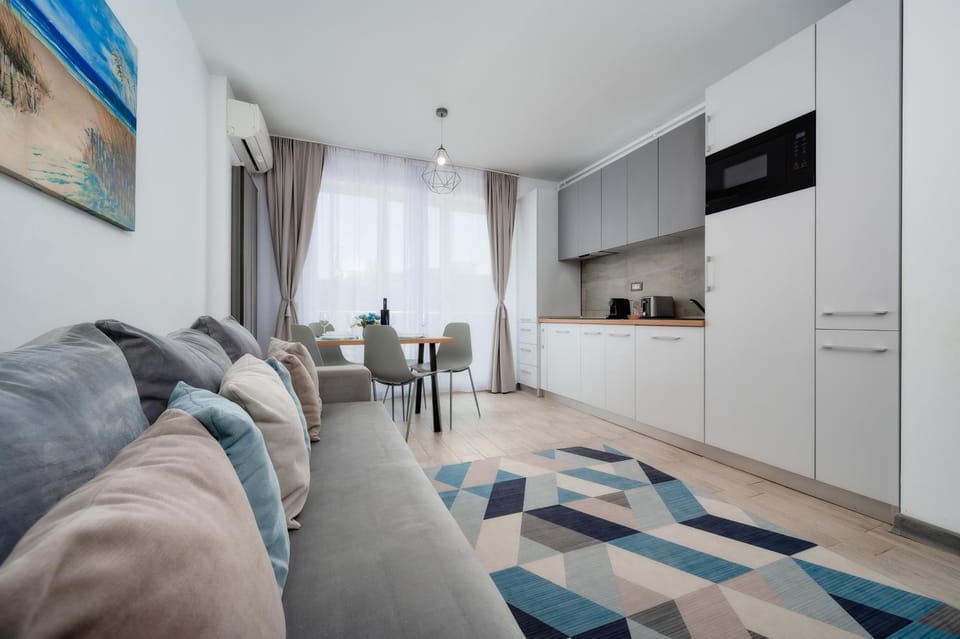 Kitchen or kitchenette, Living room, Seating area, Dining area
