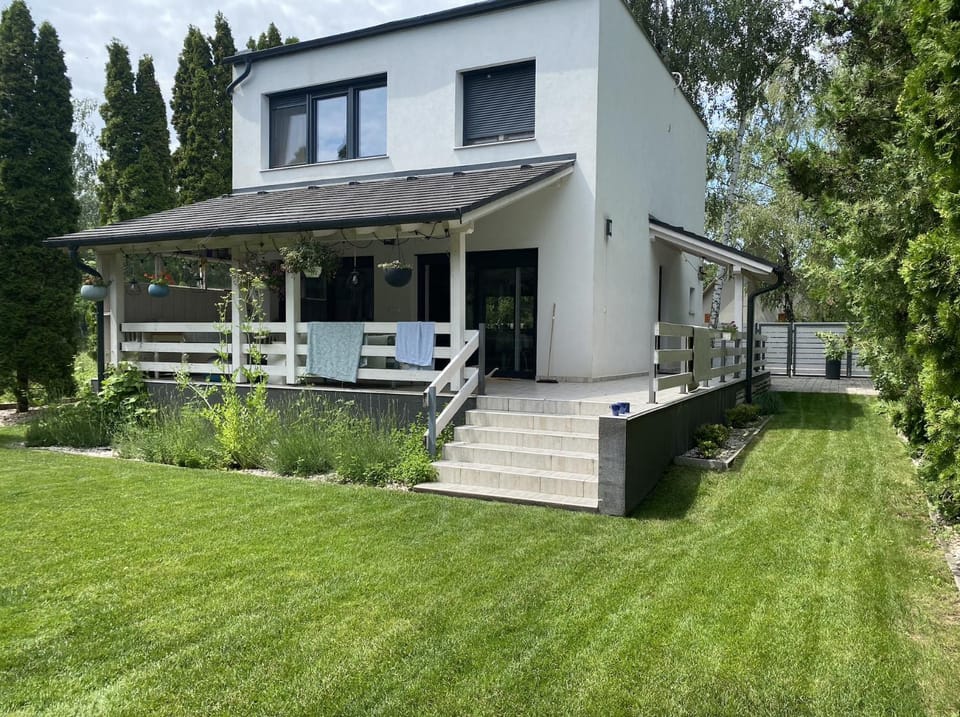 Property building, Garden, Garden, Balcony/Terrace
