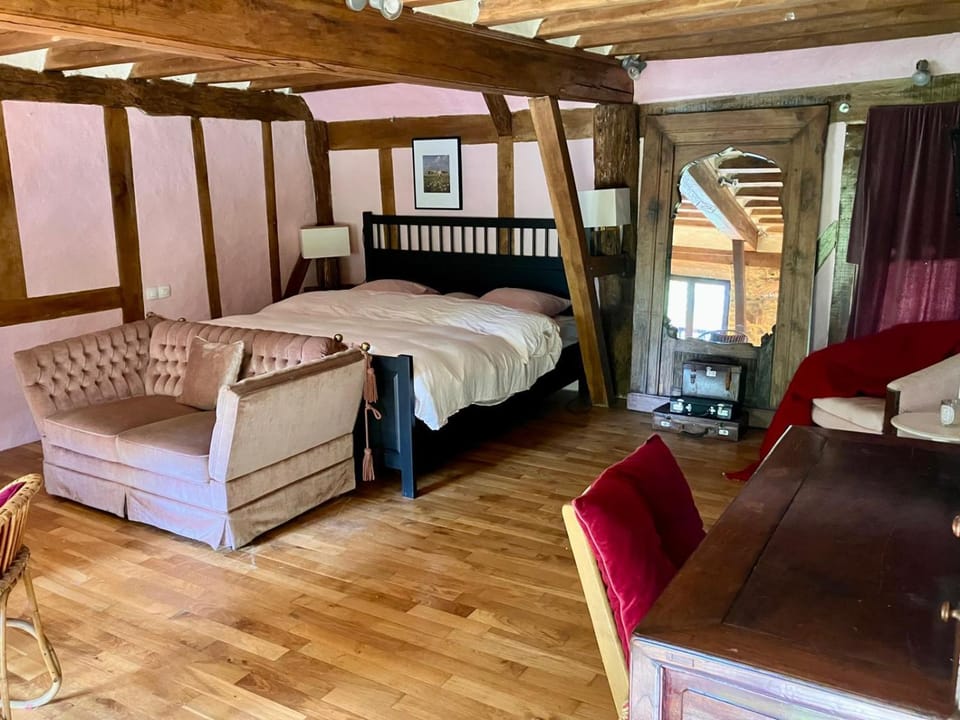 Photo of the whole room, Bedroom