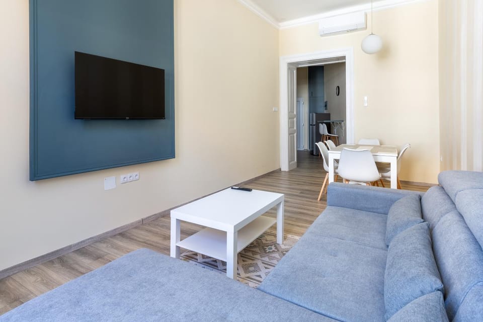 TV and multimedia, Living room, Seating area, air conditioner