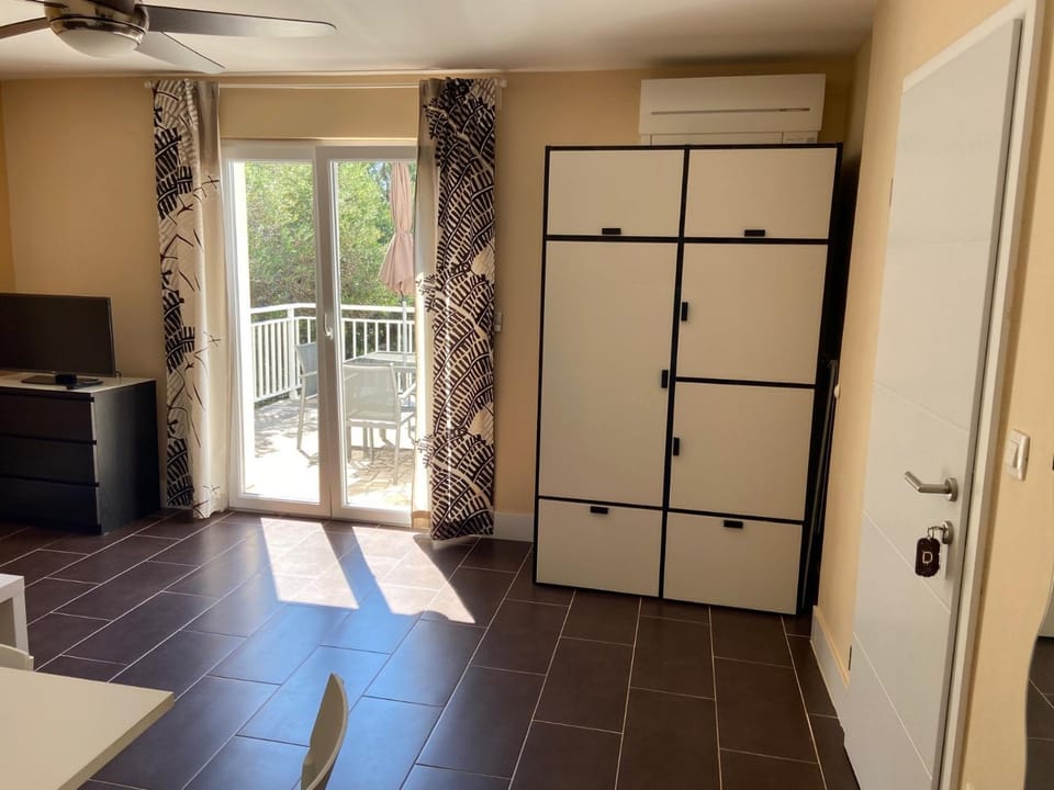 wardrobe, air conditioner