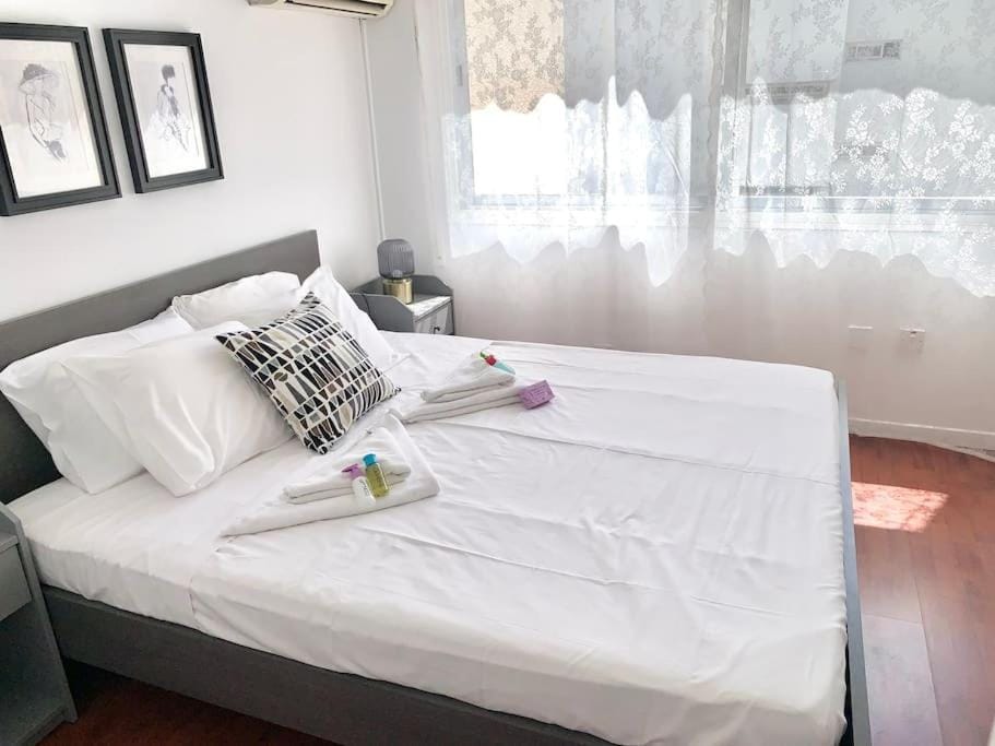 Emma Sea View Suite Apartment in Larnaca