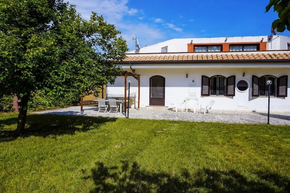 Appartamento in villa con ampio giardino Apartment in Lazio