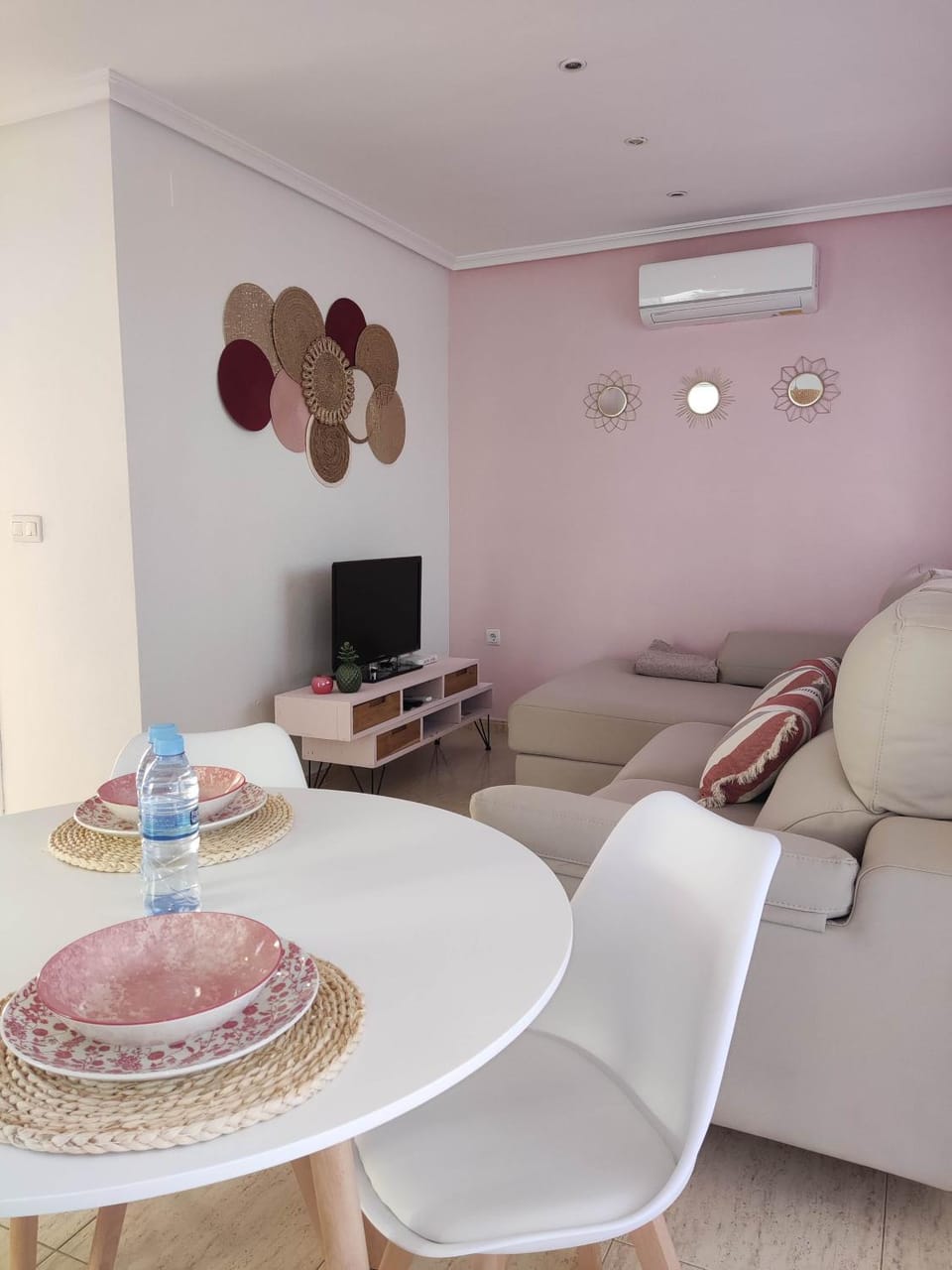 TV and multimedia, Living room, Seating area, Dining area, air conditioner