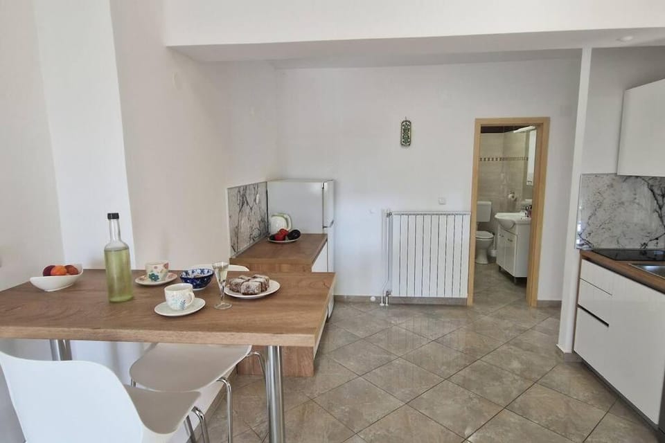 Kitchen or kitchenette, Seating area, Dining area, Food