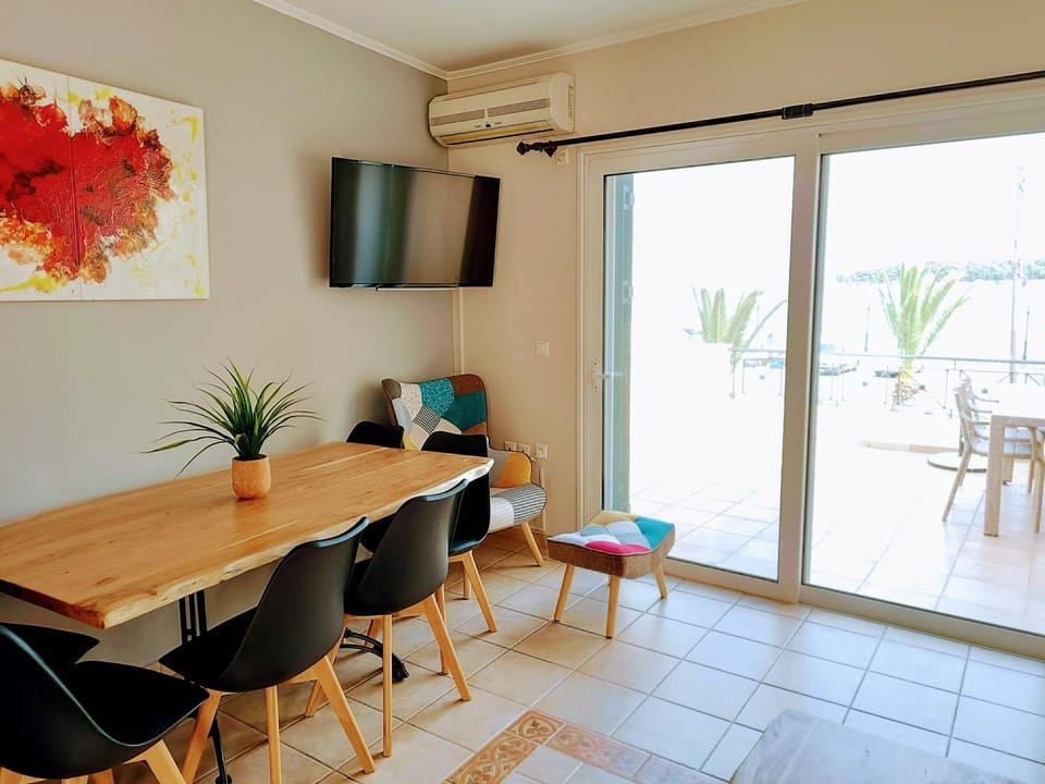 TV and multimedia, Living room, Seating area, Dining area