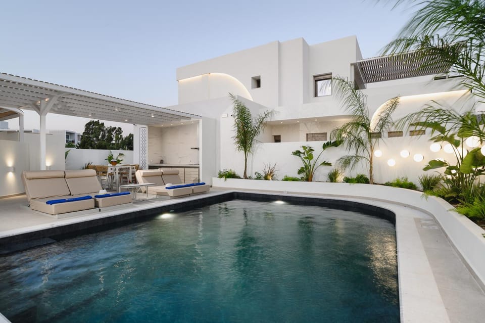 Property building, Swimming pool, sunbed