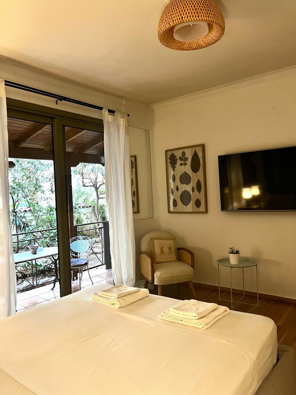 Bed, TV and multimedia, Bedroom, towels