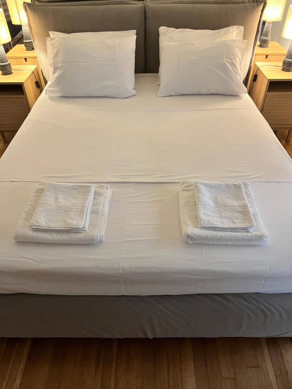 Bed, towels