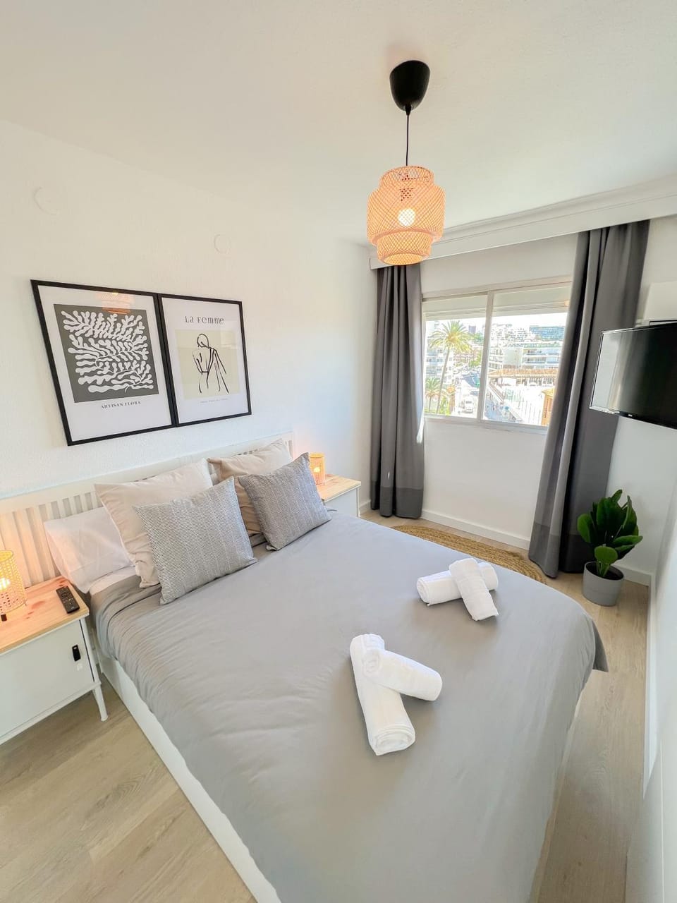 Bed, TV and multimedia, Bedroom, towels