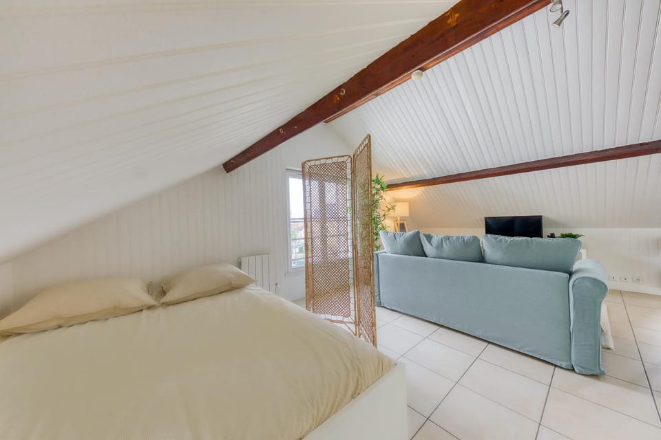 Bed, Living room, Photo of the whole room, Seating area, Bedroom