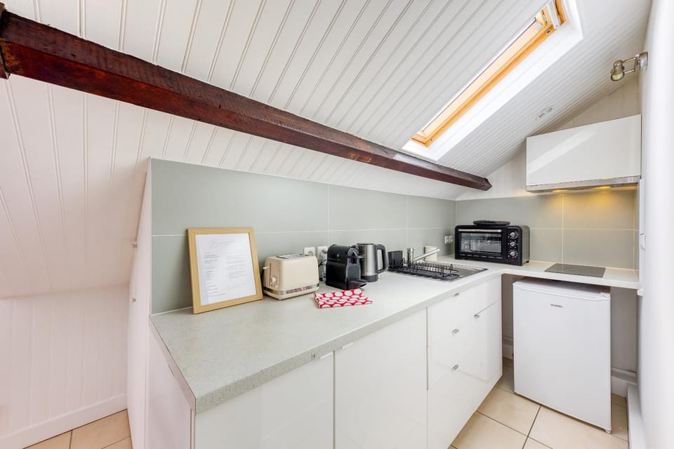 Coffee/tea facilities, Kitchen or kitchenette, oven, stove, toaster