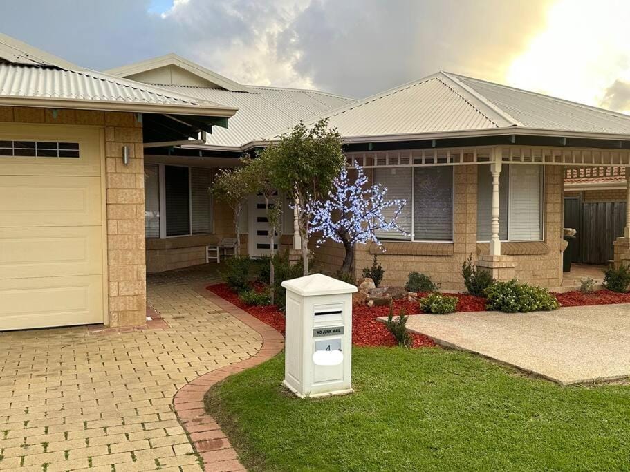 Spacious bright home close to shops and cafe's House in Perth