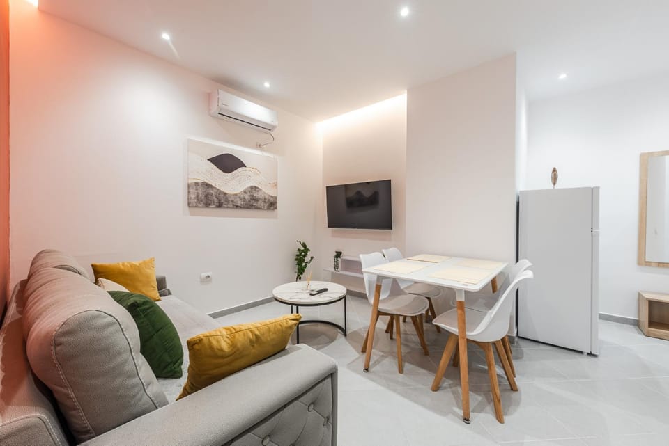 TV and multimedia, Living room, Seating area, Dining area, air conditioner