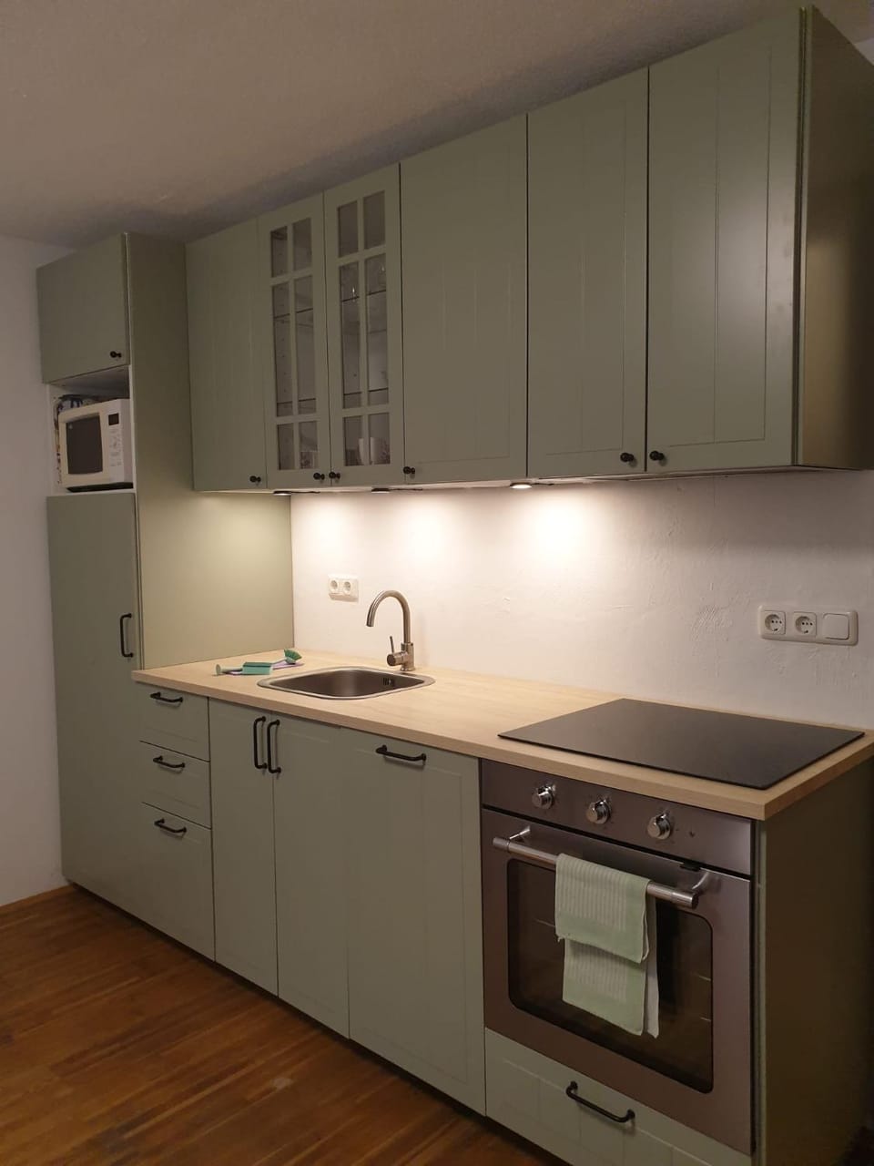 Kitchen or kitchenette, Kitchen or kitchenette, Communal kitchen, dishwasher, microwave, stove