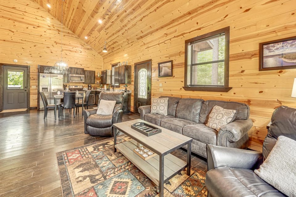 Cabin w/ Hot Tub & Deck: 5 Mi to Broken Bow Lake Cabin in Oklahoma