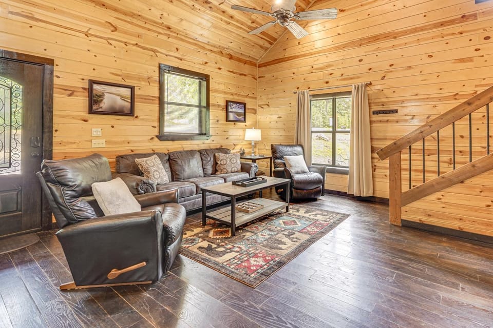Cabin w/ Hot Tub & Deck: 5 Mi to Broken Bow Lake Cabin in Oklahoma