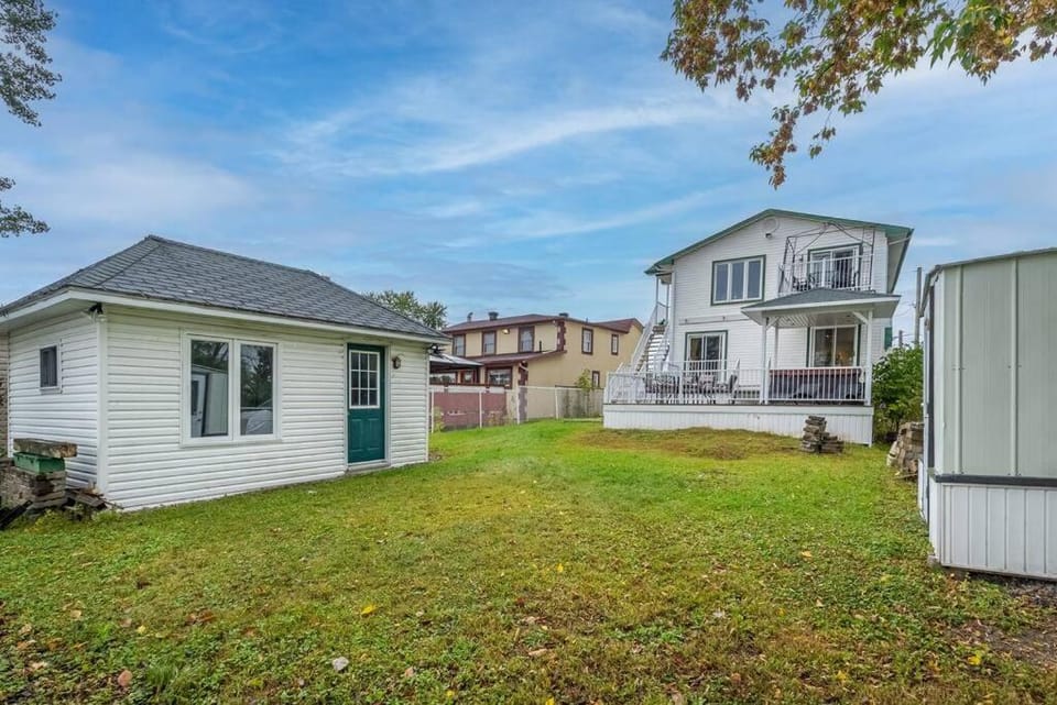 Riviera Escape on Waterfront with Hot Tub House in Gatineau