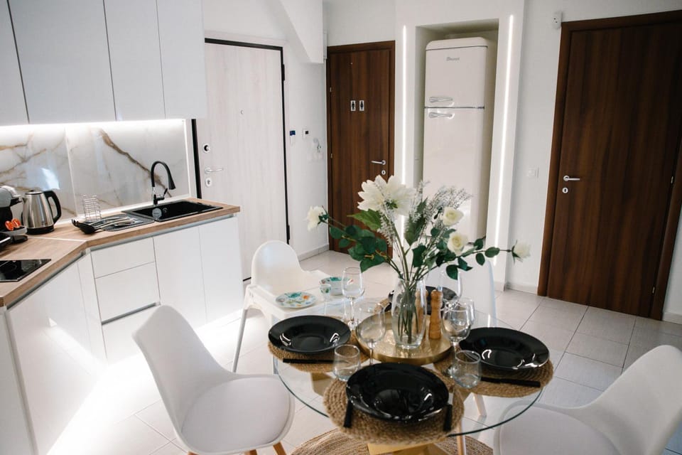 Kitchen or kitchenette, Dining area, stove