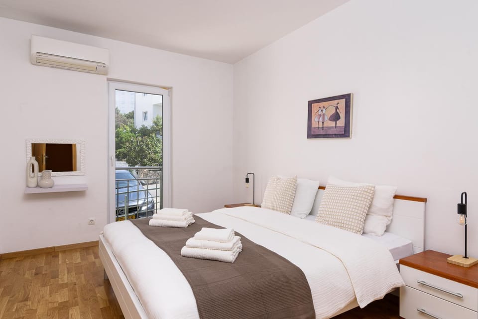 Bed, Photo of the whole room, Bedroom, towels, air conditioner