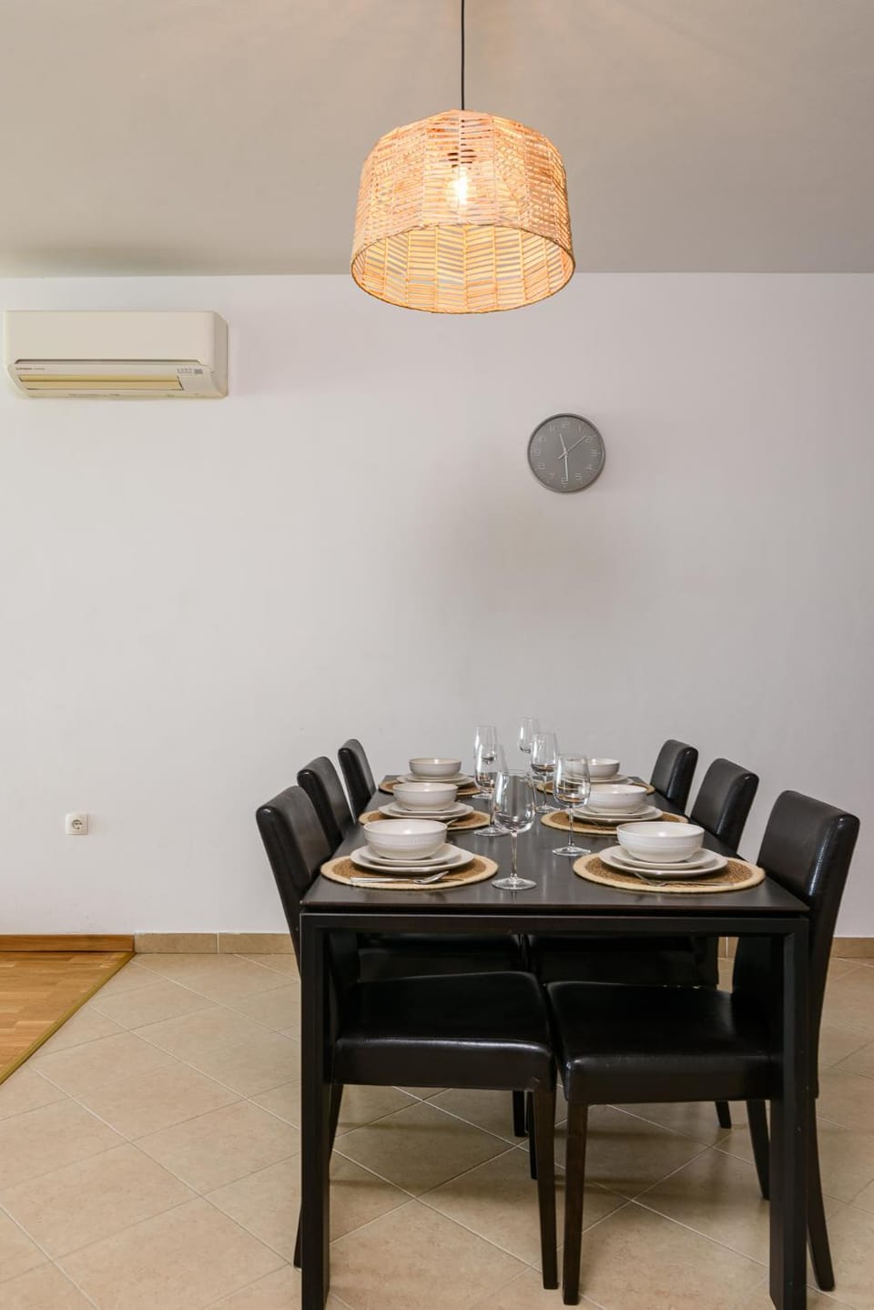 Seating area, Dining area, air conditioner